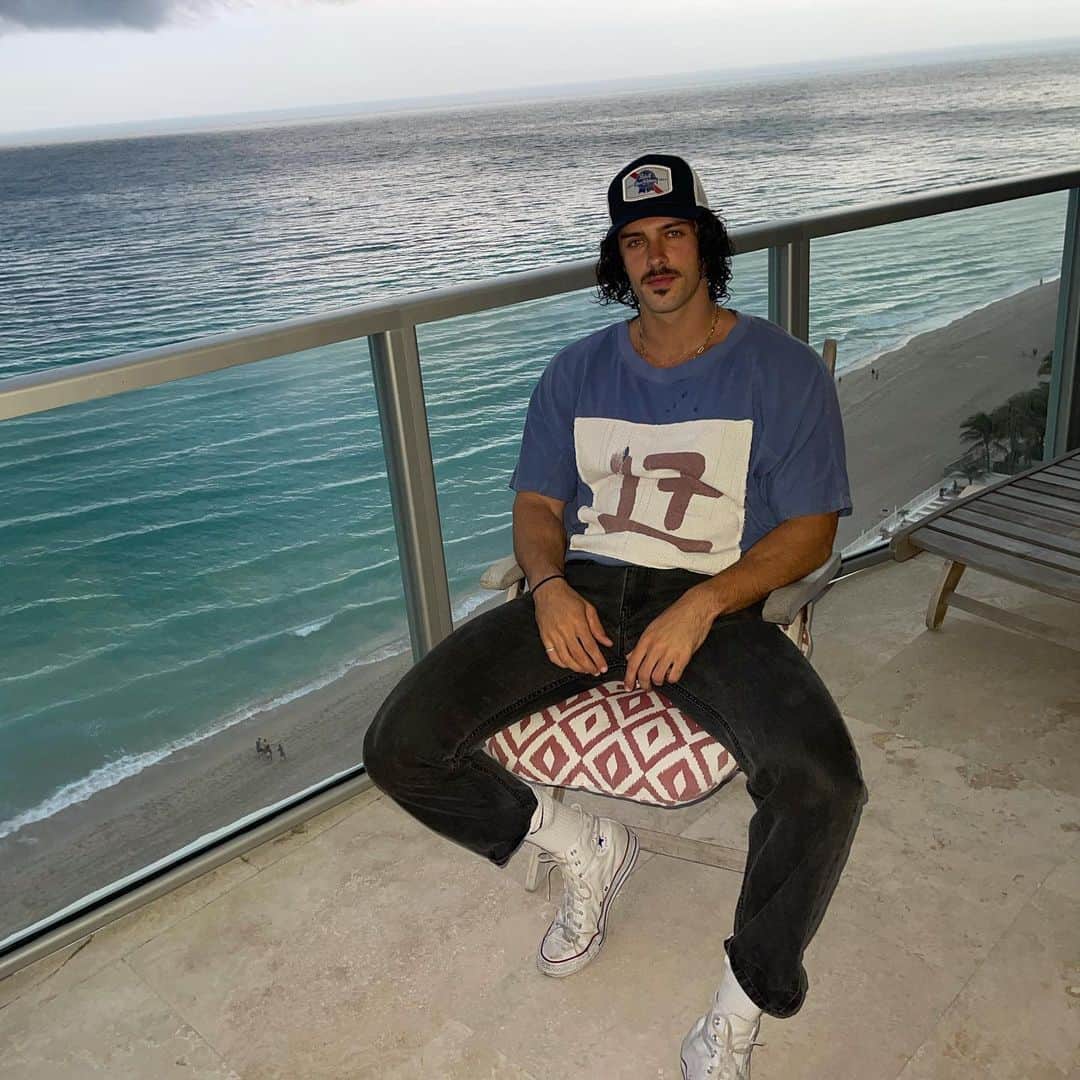 Steven Kellyのインスタグラム：「Last minute trip to Miami with just the shirt on my back 🤙🏽」