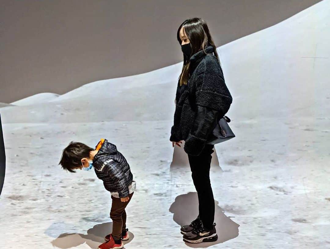 奥山絵里奈さんのインスタグラム写真 - (奥山絵里奈Instagram)「宇宙大好きな息子と久々に#tenq へ🌍  見下ろして楽しめる巨大シアターが見所で、息子が大好きな惑星の映像を楽しむことが 出来ました🌍 臨場感が凄い！  火星や月面や様々なゾーンがあり目で見て体験できるので小さい子も楽しめます♫  喜んでいたので良かった🌍  ファミリーデイの日以外は子供が入れないのでよくチェックして行ってみて下さい♫  #宇宙ミュージアム #宇宙ミュージアムtenq #宇宙好き #テンキュー #ラクーア#tokyodomecity #東京ドームシティ #子供とお出かけ #子連れスポット東京 #子連れスポット」2月20日 8時39分 - erinaokuyama