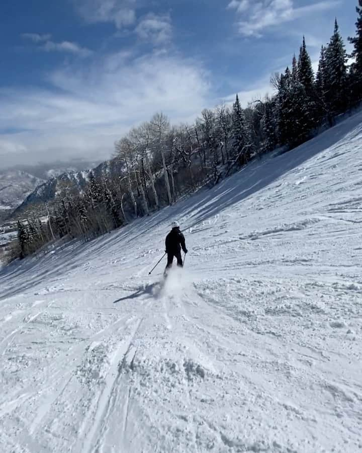 ジェラ・マリアーノのインスタグラム：「This past weekend was the third time I’ve ever clicked into a pair of skis in my life. First was 7yrs ago & the other 2yrs ago. The black diamonds revealed my technique & form need some work, but going fast sure is fuuun. Thank goodness for wide open runs, helmets & great crew! Also this location definitely does not suck...」