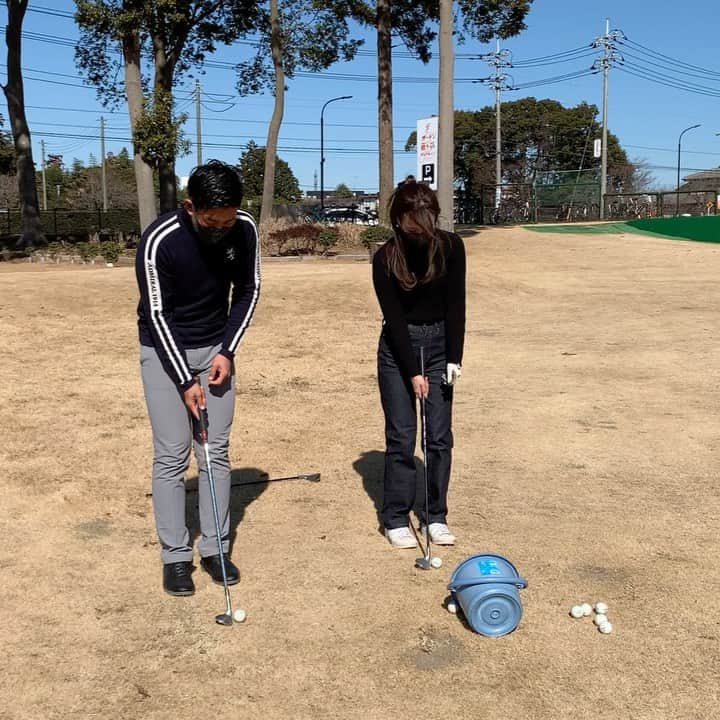 SARAKIMISAKIのインスタグラム：「この間最近お気に入りの練習場 #ガーデン藤ヶ谷ゴルフレンジ  @fujigayagolf_kashiwa で レッスンを受けてきました🏌️‍♀️✨  ここの練習場は芝から打てる アプローチ練習場とバンカー練習場もあって、アプローチを特訓したい私はめっちゃ楽しみにしてました👼❤️  今回教えてもらったのは 「バンカーが目の前にある時の高く上げたいアプローチ」 私こういう場面本当に苦手で🥲 必ずバンカーにインします。  教えてもらったのは ✔︎フェースの開き方 ✔︎フェースの角度に合わせた身体の向き設定  高く上げたい分フェースを開く。 フェースを開いた分右に行くから身体の向きで調整する。 それだけでフワッと上がるアプローチが打てるように🥺❤️ 本当にアドレスって大事なんだなぁとしみじみ思いました✨✨  すーごい教え方も上手でわかりやすくてとても良かった👏✨ また行きたいと思いました❣️ 体験レッスンもやってるみたいだから、良かったらぜひホームページ見てみてください☺️ @fujigayagolf_kashiwa   . . . . . #ゴルフ #golf #⛳️ #ゴルフ女子 #ゴルフ男子 #ゴルフ好き #ゴルフ好きな人と繋がりたい #ゴルフウエア #ゴルフコーデ #ゴルフコーディネート #ゴルフスイング #スイング動画 #골프 #골프웨어 #골프스윙 #여행 #해외여행 #골프스타그램 #골프중독 #와인 #소주 #좋은시간  #golfswing #golfstagram #golfgirl #ゴルフ練習場 #ゴルフレッスン #打ちっぱなし #柏」