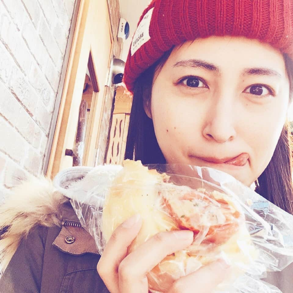 長谷部瞳のインスタグラム：「＊ パン屋さんでモーニング テラス席でも最近はあったかいね🥪  朝日が眩しい❤️ 厚着しすぎだったな。笑笑  #パン屋 #オニオンブレッド #カフェオレ #余裕のある朝 #パン屋さん #パン屋さん巡り #美味しいもの大好き #もうすぐ春ですね 🌸」