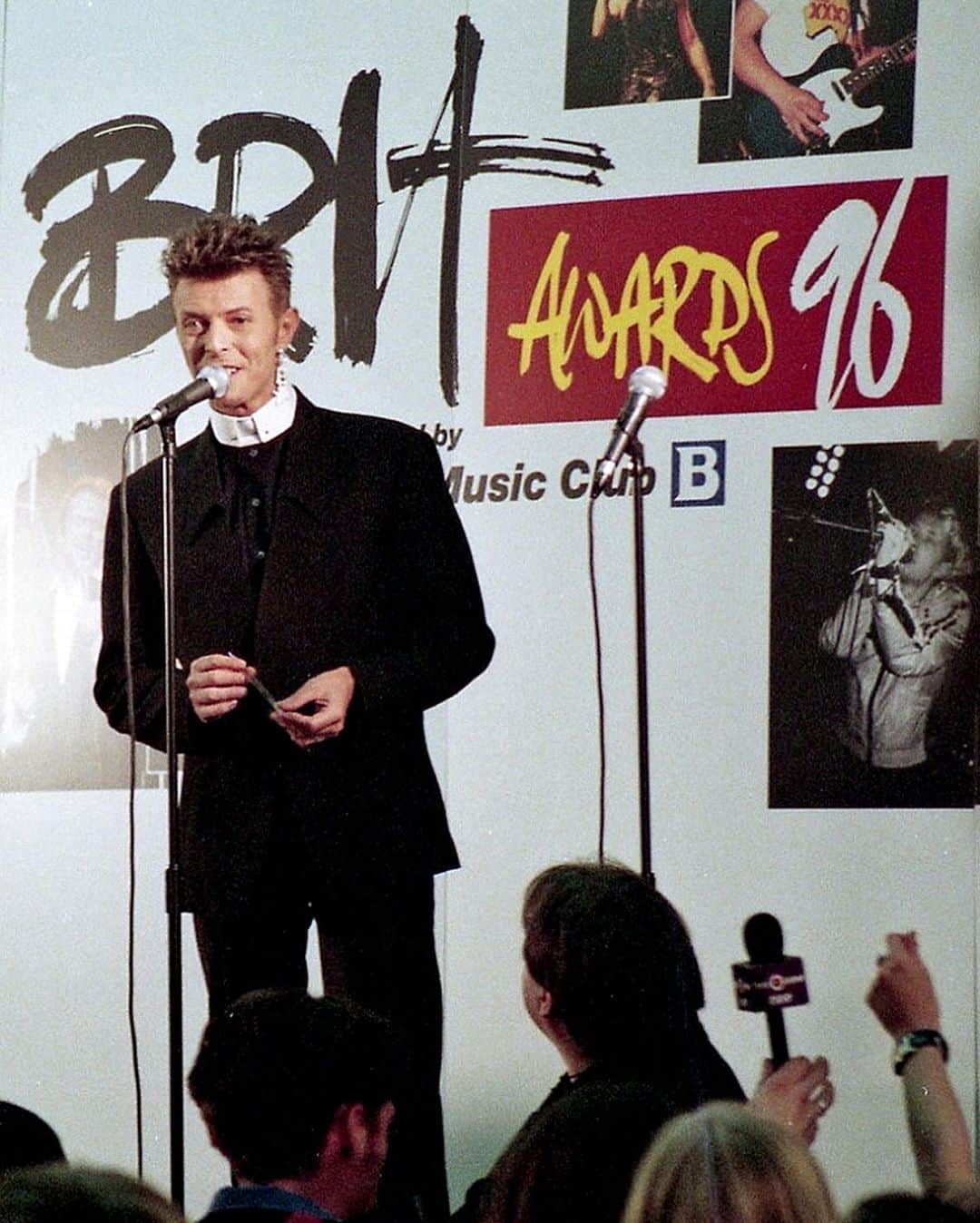 デヴィッド・ボウイさんのインスタグラム写真 - (デヴィッド・ボウイInstagram)「LIVE AT BRITS '96 25 YEARS AGO TONIGHT   “Ground to Major, bye bye Tom, This chaos is killing me...”   Twenty-five years ago tonight and on the very day that the Hallo Spaceboy single was released, Bowie was presented the Brit Awards 1996 Outstanding Contribution by future Prime Minister and leader of the Labour Party, Tony Blair.  Hallo Spaceboy was reworked and produced by the Pet Shop Boys for the single, who were also at the event at Earl's Court to perform the track with David.  The song was followed by performances of Moonage Daydream and Under Pressure with the Bowie band.   Bowie rocked his vicar in stilettos look while sporting a Vivienne Westwood skeleton earring.   You can watch the whole thing via the links here: https://smarturl.it/Brits96DBFB (temp link in bio)  #BowieBrits96  #HalloSpaceboy  #BowiePetShopBoys」2月20日 8時47分 - davidbowie