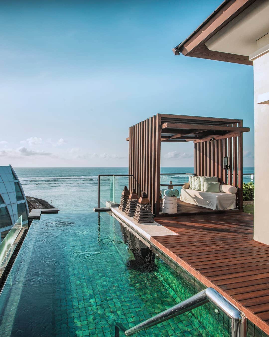 リッツ・カールトンのインスタグラム：「Bali, Naples, Tokyo and more — we are delighted to have over 10 Ritz-Carlton destinations included on the @travelandleisure 500 list, a reader-chosen collection of the 500 best hotels in the world. Watch our stories to see all of the honorees.」