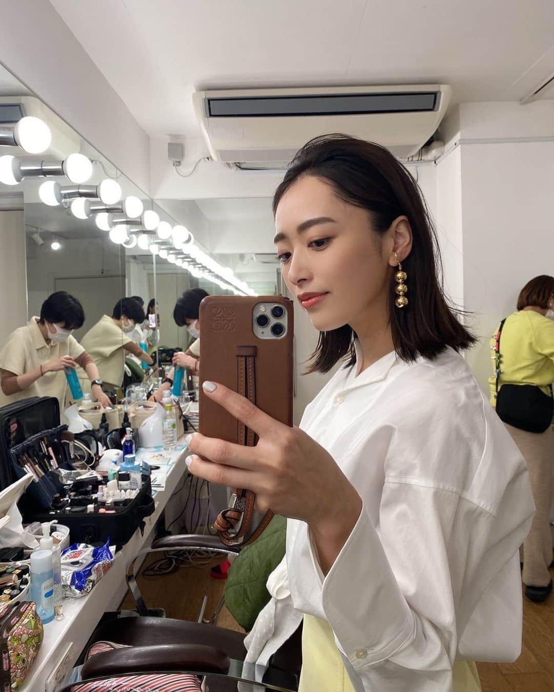 近藤千尋のインスタグラム：「1週間お疲れ様でした☺️  今週は仕事にワンオペに 疲れ切っていたのか、 昨日21時に前に寝ました。笑😪 起きたらスッキリ！！！😍😍😍 睡眠大事💁‍♀️👏👏  とりあえず脱ぎ散らかった服を片付けて、、笑  お天気がいいので お洗濯して掃除しよう🧹❤️  iPhoneケース買わないと 次女に噛まれてハゲハゲ。笑  #domani の撮影にて 📸」