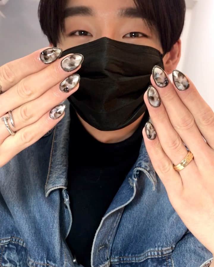 のインスタグラム：「“ Noah’s NEW NAILS “ ． @noah_bbb くんの🆕ネイルはブラックマーブルにフェティッシュロープを⛓ ． チェーンの10本囲いは大変だけど、完成した後の達成感と存在感は💯 ． そしてのあくん誕生日おめでとう🎂 素敵な一年にしてねー🖤 ．」
