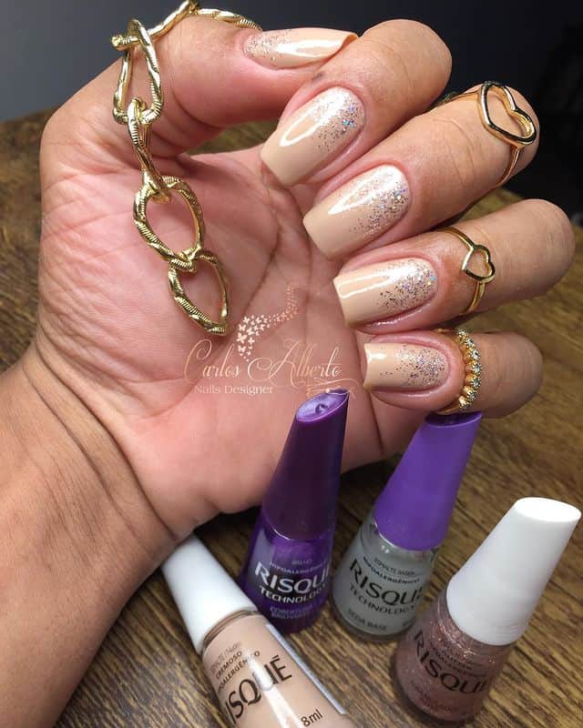 Risqueのインスタグラム：「Babando nessa nail art! 😍 O #Nude ficou babadeiro com o #GranuladoRosé, que tem um tom rosinha e muitas partículas de brilho. O @carlosalbertonails tá de parabéns! O que vocês acharam? Faça sua nail art e poste usando #EuQueFizRisqué! ⠀ ⠀ #TáNasNossasMãos #EsmaltesRisqué #RisquéOficial」