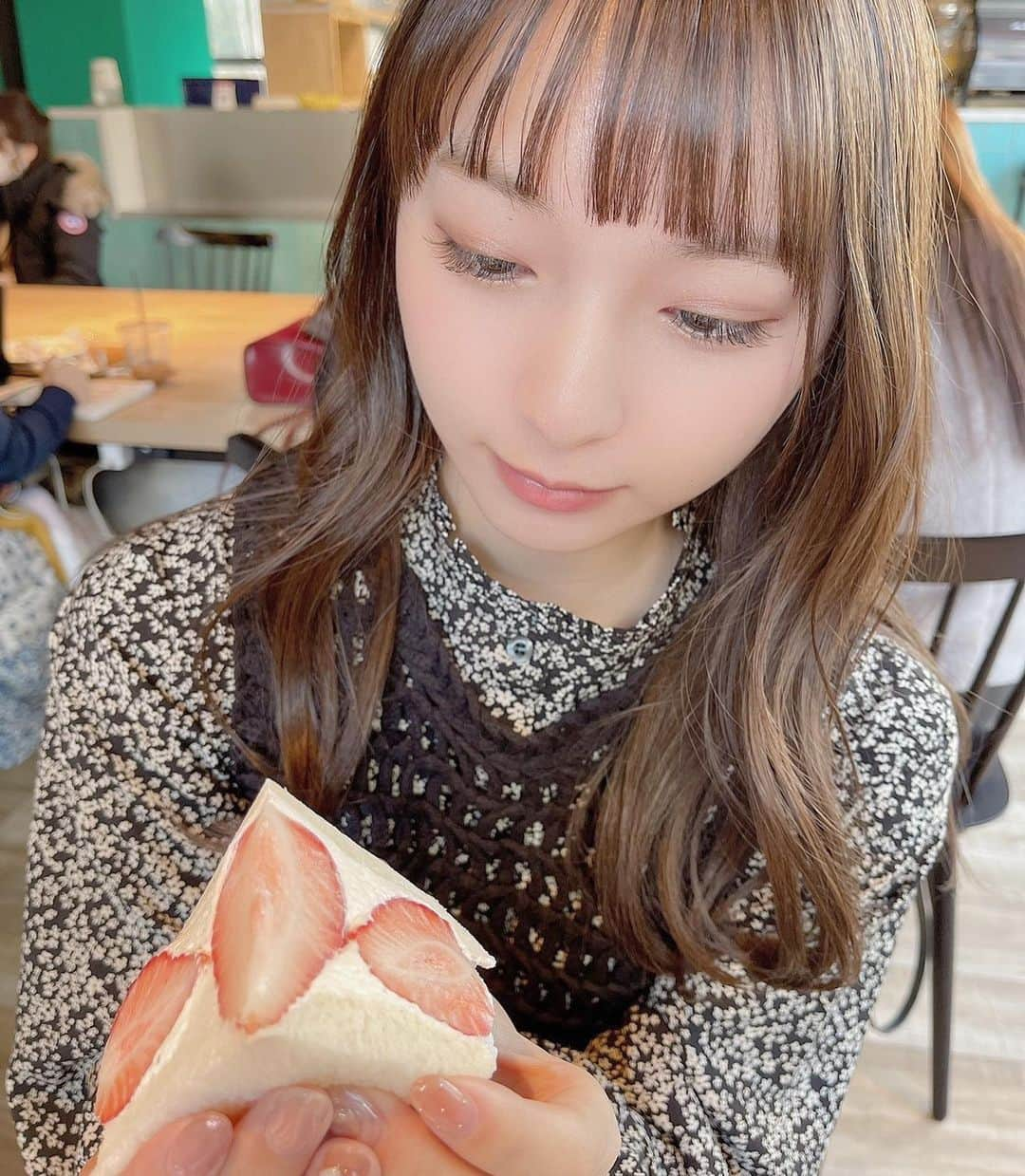 塩川莉世さんのインスタグラム写真 - (塩川莉世Instagram)「いちごっいちごっ🍓 . . . #いちご #いちごスイーツ #いちご好き #いちごサンドウィッチ🍓 #恵比寿カフェ #恵比寿グルメ #恵比寿様 #恵比寿いちご #ダカフェ #ダカフェ恵比寿 #ダカフェ日記 #カフェスタグラム #カフェ女子 #カフェスイーツ #ホテルカフェ #カフェ時間 #cafè #cafestagram」2月20日 8時54分 - rise_shio