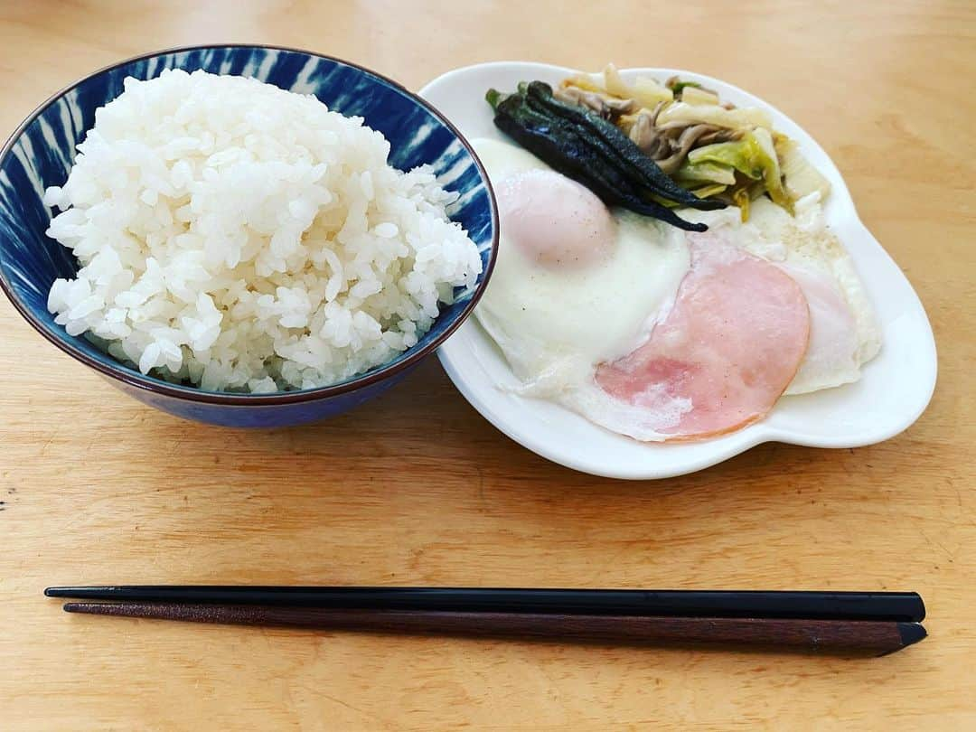 原口あきまささんのインスタグラム写真 - (原口あきまさInstagram)「お歯よう👍  #朝ご飯 #卵好き #箸たがいちがい ww #大家族あるある」2月20日 8時57分 - akimasa_haraguchi