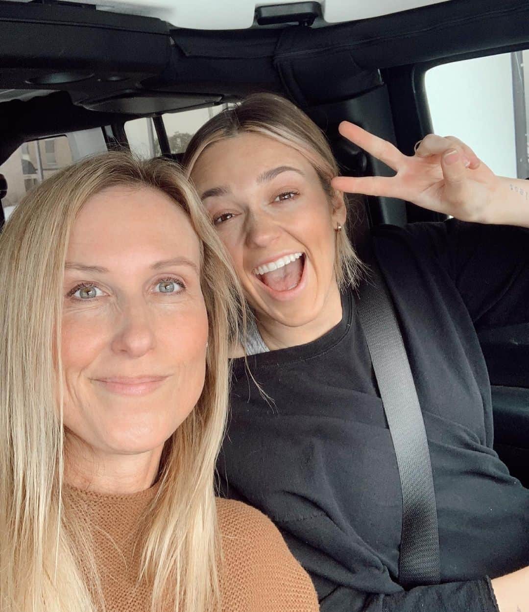コリー・ロバートソンのインスタグラム：「Stuck for 4 hours on the interstate trying to get to a dr’s appt with @legitsadierob (It’s normally a 30 min drive) We made it! All is well with mama and baby, plus we got to see ultrasound pics and baby girl is adorable 🥰 so in love already!! Totally worth the drive! Also, no one I’d rather be stuck in the car with than this cute little mama!」