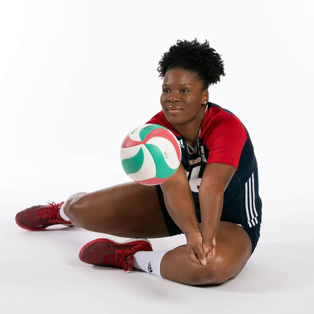 USA Volleyballさんのインスタグラム写真 - (USA VolleyballInstagram)「We are so.proud of U.S. Sitting Volleyball Paralympian 𝑁𝑖𝑐𝑘𝑦 𝑁𝑖𝑒𝑣𝑒𝑠! She is highlighted in @people this week.   🔗 is in our bio.」2月20日 9時08分 - usavolleyball