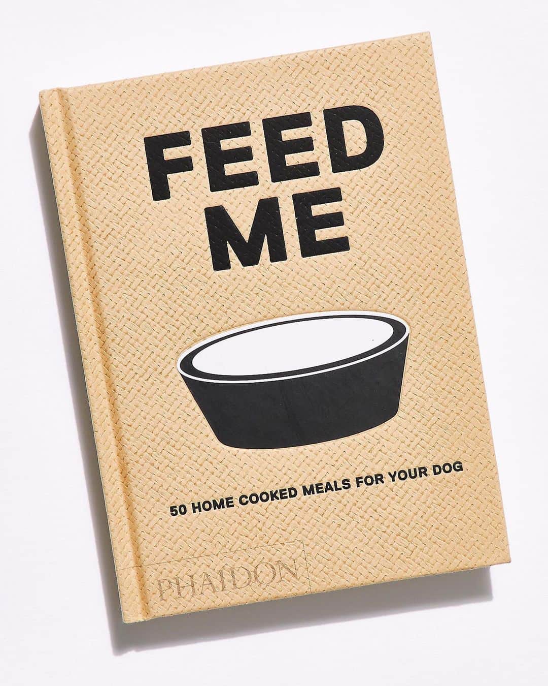 freepeopleのインスタグラム：「They’re our best friends, so we are treating them like any other dinner guest. Link in bio to read about how to cook and care for your dog’s well-being.」