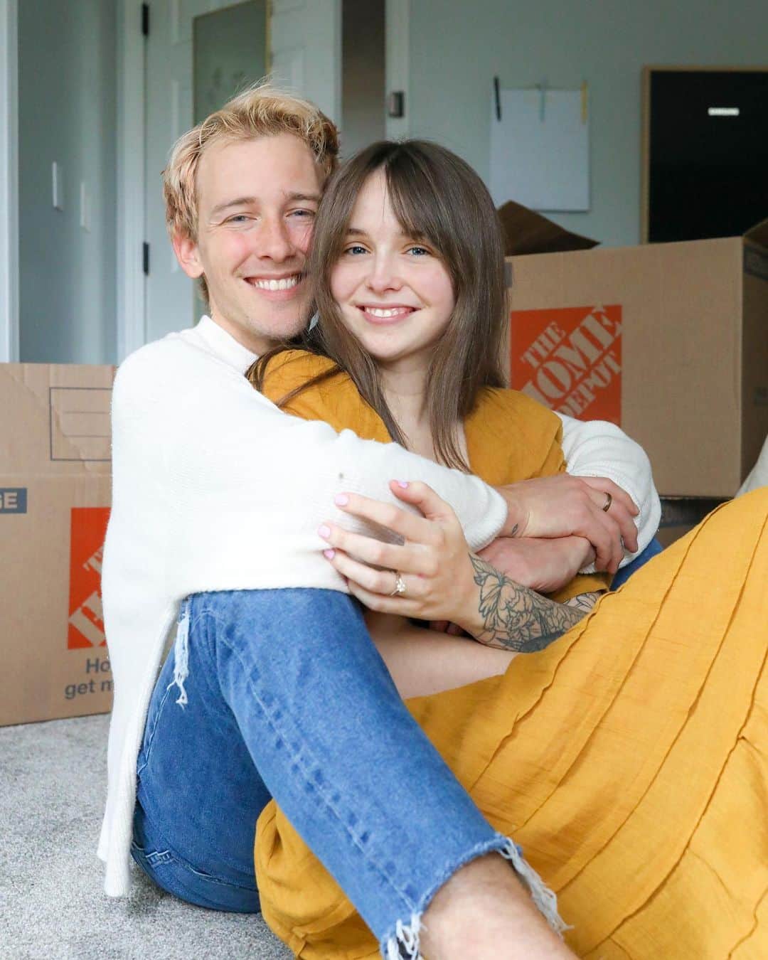 Acacia Brinleyのインスタグラム：「WE’RE MOVING!!! 📦 It seems to be the season of change for everyone, lots of people moving these days. We have been wanting to do this for so long but we never took the plunge. We saw ourselves living at our current home for a least another year but our landlord has decided to sell their property! (The market is boomin right now so I don’t blame ‘em!) That means our time is at its end. We poured so much love into this home. We’ve played so many days in the sun with our toes in the grass. Brinley’s independence grew while learning to sleep on her own in her big girl bed. Rosie came home here after her life changing summer and crossed milestone after milestone off her list. Calliope was born here and spent his most precious days here. It’s going to be such a hard one to leave. I already feel the tears swelling as I write this. Forever grateful of our “Green House” and will think of it fondly forever. Next month, we are starting our new adventure back in my hometown in California. Cheers to new memories. ❤️ (Brinley felt left out and decided to doll herself up and take a photo like mommy and daddy, swipe to see)」