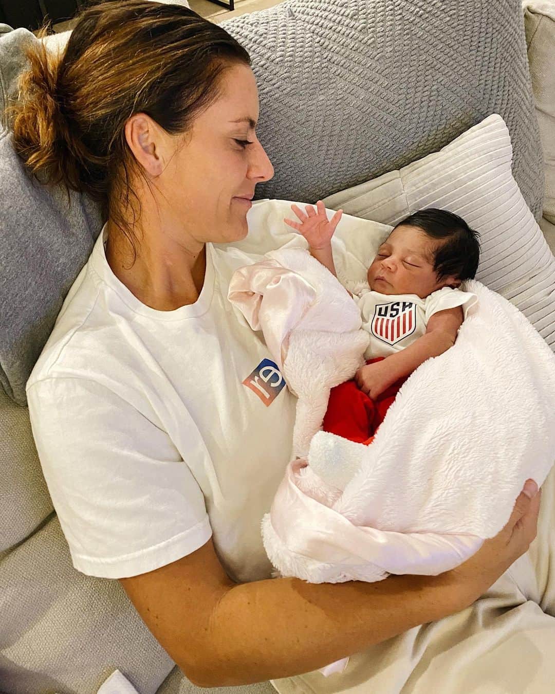アリ・クリーガーのインスタグラム：「1 week old today👋🏽.. I still can’t believe I’m a Mom💖🥰」