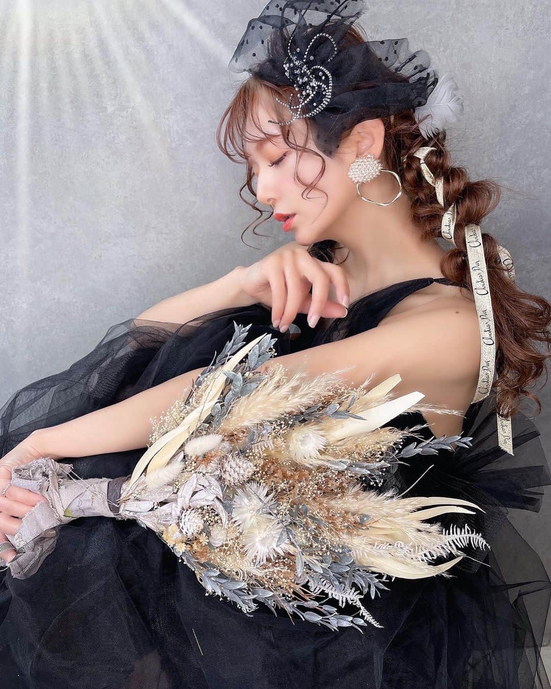 堀井大輔のインスタグラム：「・ ・ この体勢でのバリエーションの豊富さ✨ ゆな氏、本当にすごい方💃✨ 毎回、学ばせてもらってます。 いつもありがとう❤ ・ ・ 𝑚𝑜𝑑𝑒𝑙 @yunappleee  ℎ𝑎𝑖𝑟/𝑝ℎ𝑜𝑡𝑜 @daisuke_5511  ℎ𝑎𝑖𝑟 𝑎𝑐𝑐𝑒𝑠𝑠𝑜𝑟𝑦 @laralaura73  𝑏𝑜𝑢𝑞𝑢𝑒𝑡 @jewel_flower_antique  ・ ・ #クラウンヘアー#天白区#名古屋 #名古屋美容師 #美容師 #ヘアセット#セット#ヘアアレンジ #プレ花嫁 #作品撮り #ウェディングドレス #ホリーマジック #ホリージョ撮影 #ホリージョ #2021秋婚 #2021春婚 #2021夏婚 #全国のプレ花嫁さんと繋がりたい #ウェディングニュース #コテ巻き #巻き髪 #ゼクシィ2021 #アップスタイル #まとめ髪 #おだんご #編みおろし #Dressy花嫁 #プラコレ ￼ 	◦」
