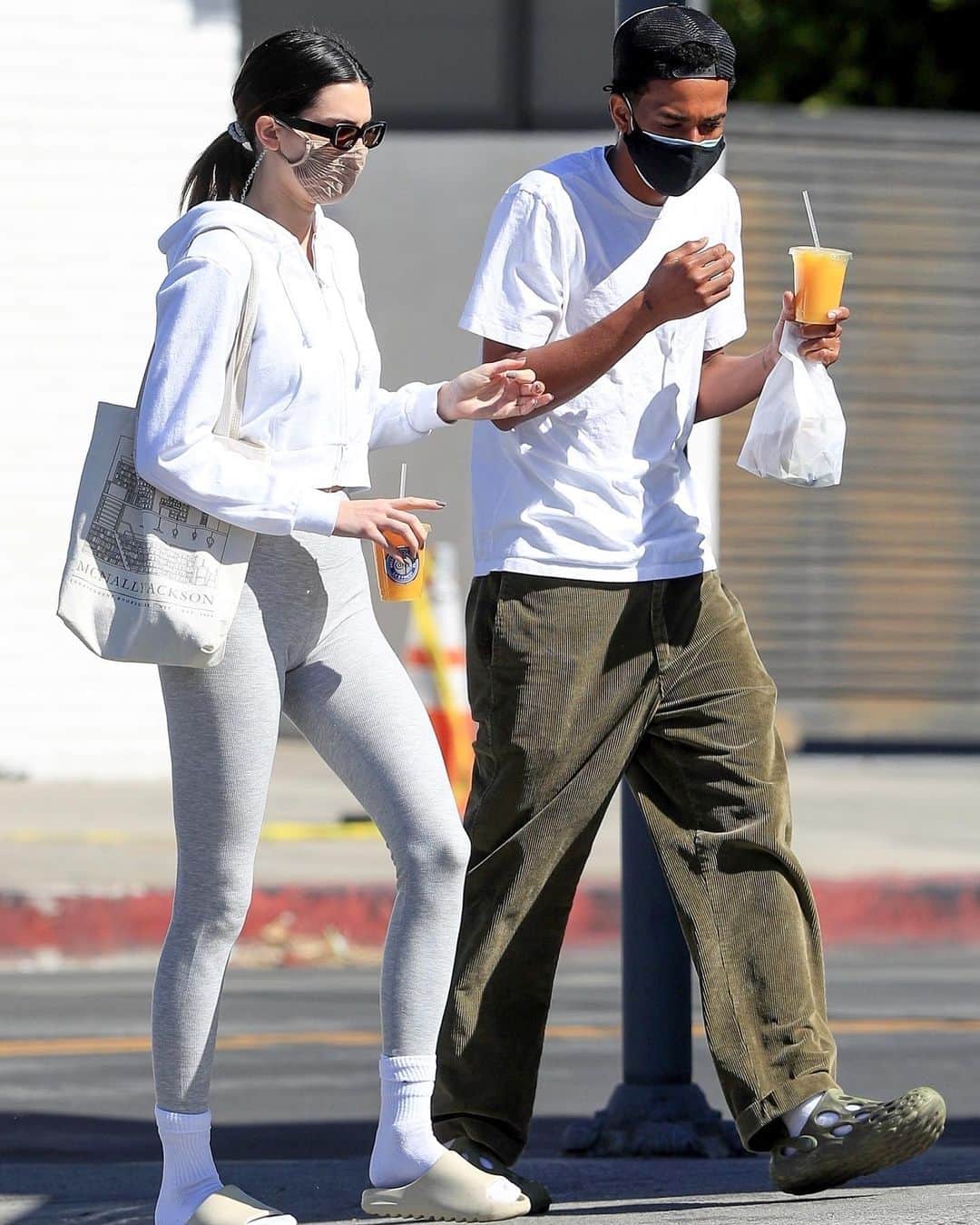 Just Jaredさんのインスタグラム写真 - (Just JaredInstagram)「@kendalljenner was spotted getting a bite to eat with a friend on Friday in LA #KendallJenner Photos: Backgrid」2月20日 9時17分 - justjared