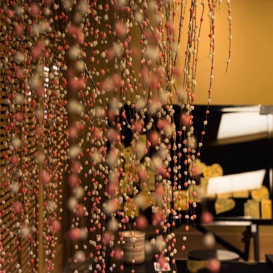 The KAMAKURA WEDDINGのインスタグラム：「『餅花』小正月に、ヤナギなどの木に小さく切った餅や団子をさして飾り、一年の五穀豊穣を祈願する。日本家屋ならではの季節感のあるお飾りも『隠れ里車屋』の魅力のひとつ。」