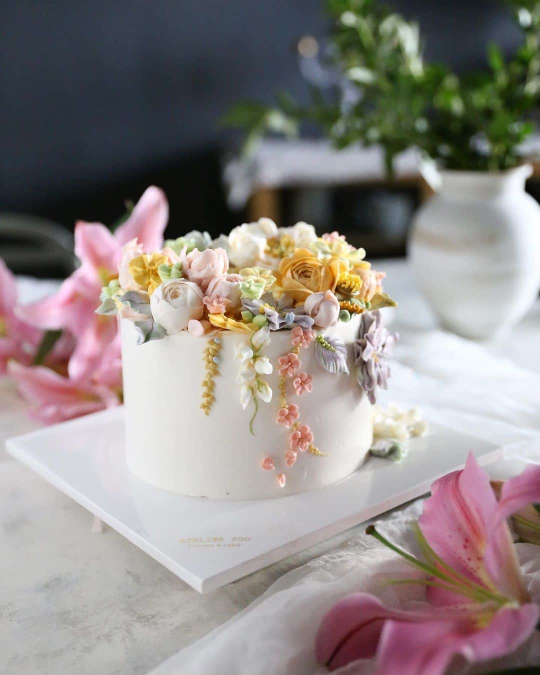 청담 수케이크 (atelier soo)さんのインスタグラム写真 - (청담 수케이크 (atelier soo)Instagram)「ㅡ 지인분께서주문주신케이크 8살아드님이골라주신디자인으로작업된케이크입니다. 꽃케익을예뻐해주는감성 🐇 3-4년전인가.튤리피아워크샵에만들어갔던디자인이라 저도 다시금 행복한마음으로 작업에몰두한케익이에요 💛💛💛 저는 여전히 이탈리안머랭우유버터크림의 특유의 섬세한 표현과 색감을 매우사랑합니다 :) ㅡ Buttercream flower  ㅡ #flower #cake #flowercake #partycake #birthday #bouquet #buttercream #baking #wilton #weddingcake #peony ㅡ www.soocake.com」2月20日 9時26分 - soocake_ully