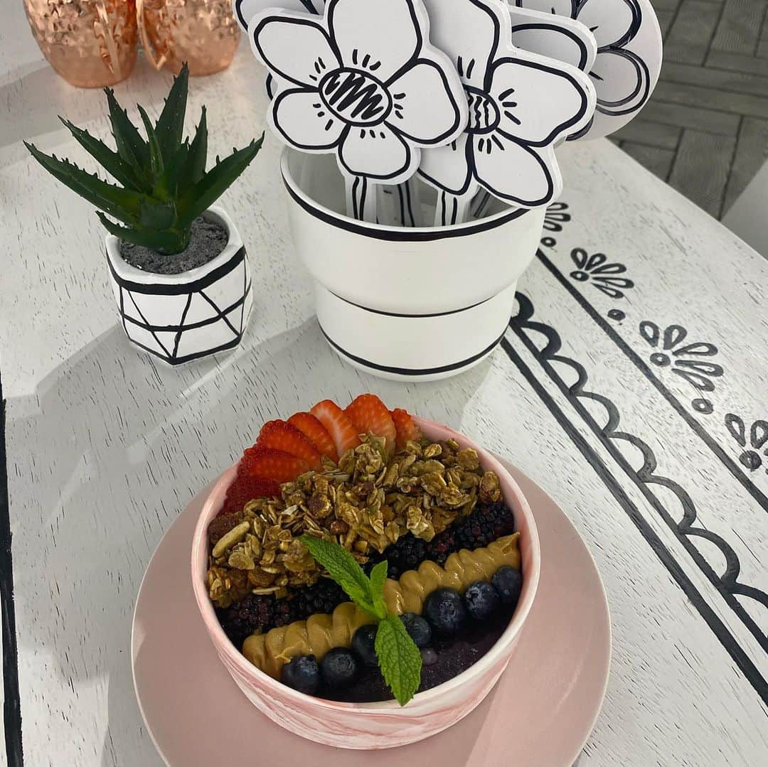 Rieさんのインスタグラム写真 - (RieInstagram)「【🌸Saya cafe at Warl 51】  モノトーンの2Dカフェと  ピンクのラブリーなお花カフェが 繋がっていて  一度で２つの雰囲気を楽しめる仕様❤️  2Dカフェは、よくいく ほかの店もあるけど  共通点は、よく見ると  壁のどこかに王様の絵が  仕込んであるところ(笑)  #sayacafe #wasl51 #モノトーンインテリア  #2d #2dcafe #flowercafe #pinkcafe #ピンクカフェ #お花カフェ #ドバイ #ドバイ旅行 #ドバイ観光 #ドバイインスタ映え  #ドバイ生活  #ドバイカフェ #カフェ #カフェ巡り #海外旅行 #カフェ巡り好きな人と繋がりたい  #middleeast  #dubai #dubaitrip #dubaigram  #dubailife #dubaiinstagram  #mydubai #instagrammable #photooftheday」2月20日 9時26分 - rie_dubai