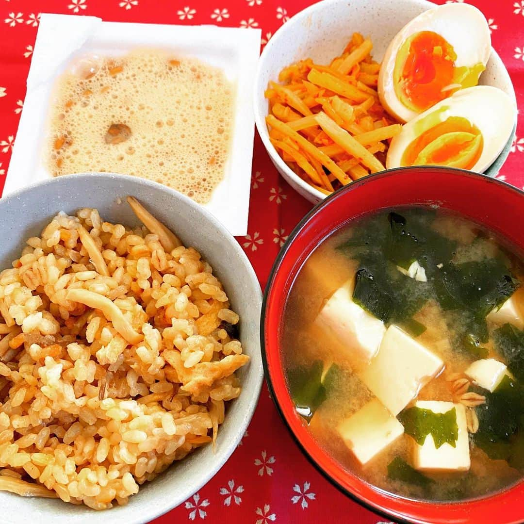 森碕ひろかのインスタグラム：「朝ごはん🍚  和朝食最高😋✨✨  納豆のパック開けるの失敗したw でも味玉はいい感じ( *˙ω˙*)و ｸﾞｯ!  #Japanese #breakfast」