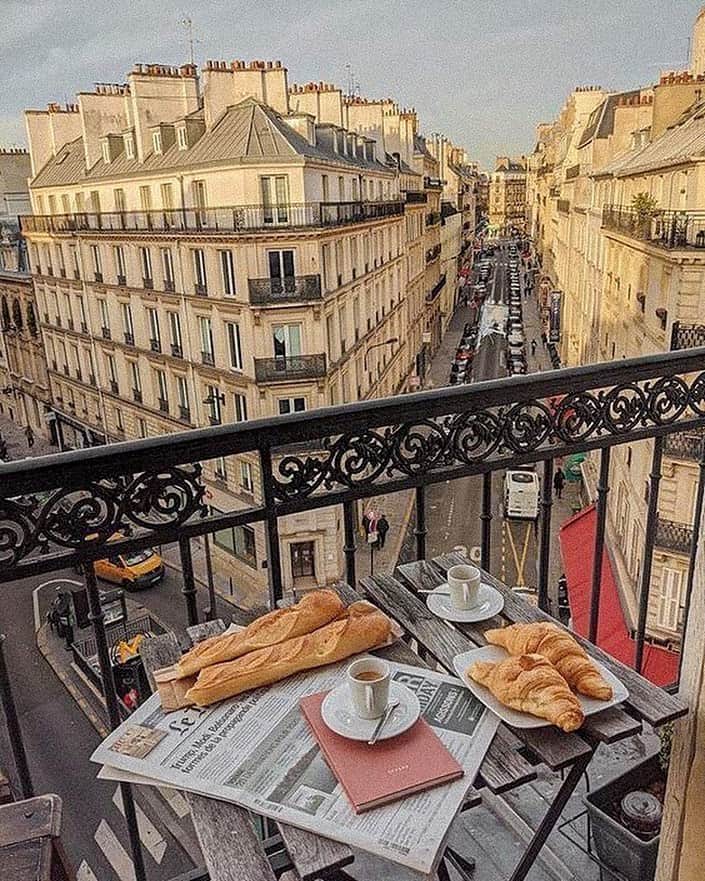 のインスタグラム：「gm🥐🥖☕️  I wanna go somewhere far away.🛫💭」