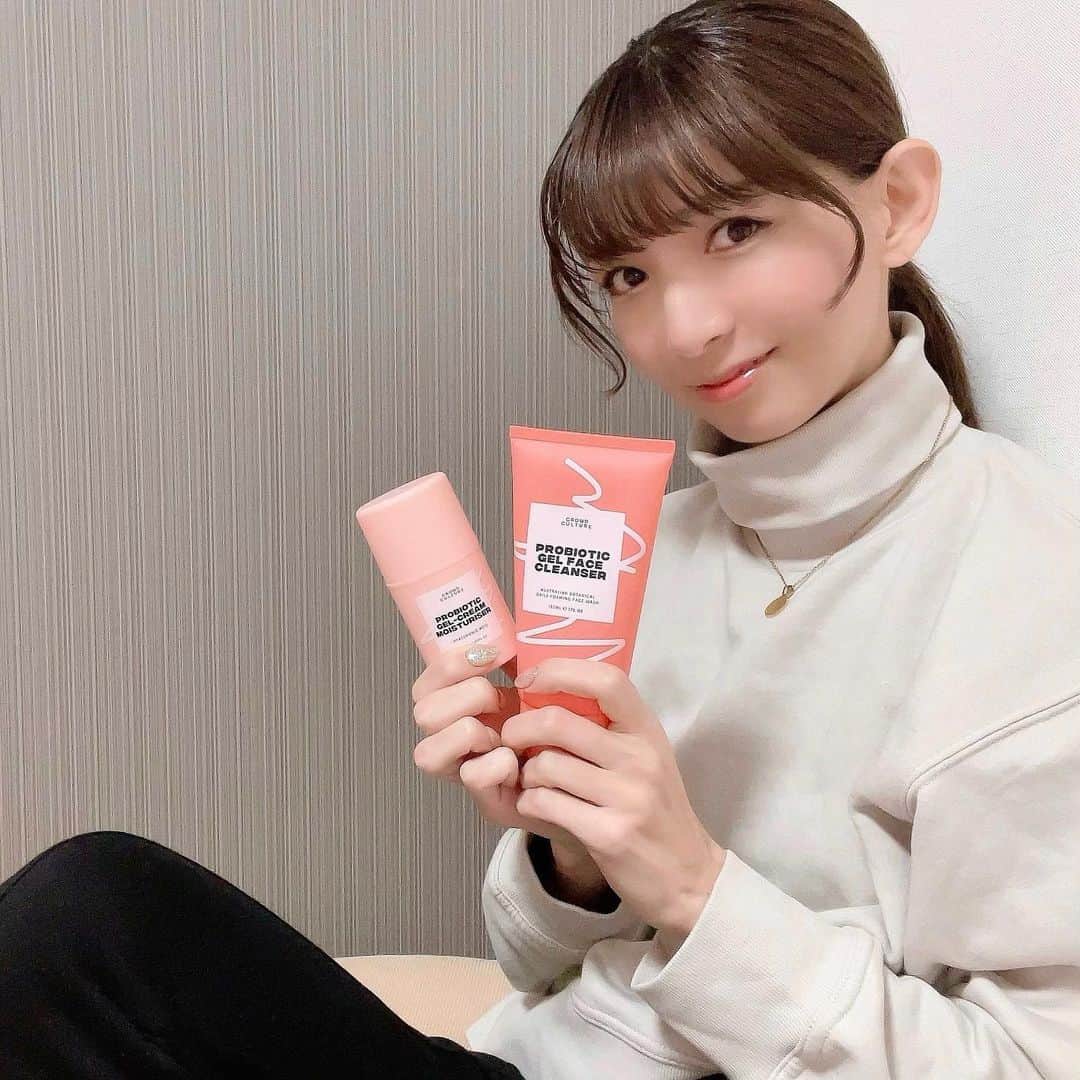 中谷あすみさんのインスタグラム写真 - (中谷あすみInstagram)「オーストラリア発 @crowd.culture のモイスチャライザー&クレンジング🧼 以前にクレイパックを使ったことあるのですが今回新商品の2点もお試し🙌 100%ヴィーガンでピンクの見た目が本当に可愛いこのシリーズ。  モイスチャライザーはジェル状のクリーミーなテクスチャーで長時間保湿を叶えてくれます🙌 化粧水の後に使用しましたが肌馴染みもとても良い感じでした！  クレンジングはゲル状がふわふわな泡に変化して汚れをしっかり落としながら潤いも保ってくれます✨ 洗い上がりもつっぱらなく良い感じ！ 抗酸化作用のあるオーストラリア産のフルーツエキスも配合だそうです。  #クラウドカルチャー#オーストラリアコスメ#スキンケア紹介#海外コスメ#crowdculture#映えコスメ#ヴィーガンコスメ#pr」2月20日 9時28分 - asumi_naa