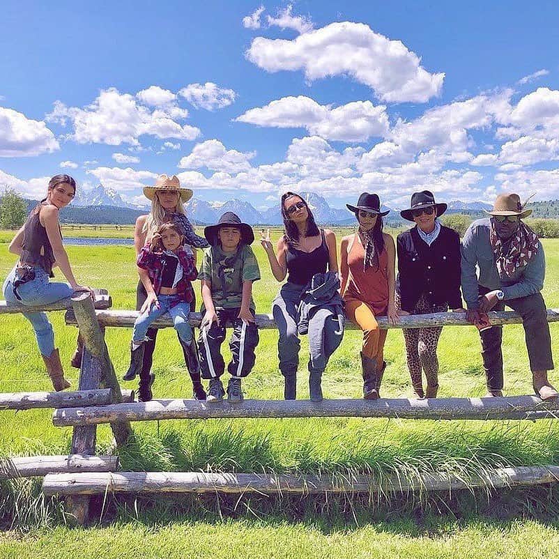 E! Onlineさんのインスタグラム写真 - (E! OnlineInstagram)「The Kardashian family has been together through it all. You've got a great support group, Kimmy. ❤️ (📷: Instagram)」2月20日 9時31分 - enews