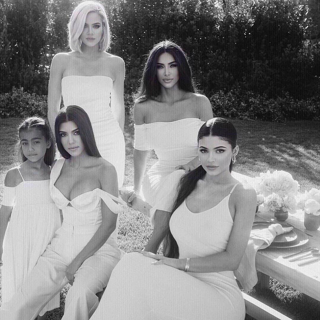 E! Onlineさんのインスタグラム写真 - (E! OnlineInstagram)「The Kardashian family has been together through it all. You've got a great support group, Kimmy. ❤️ (📷: Instagram)」2月20日 9時31分 - enews