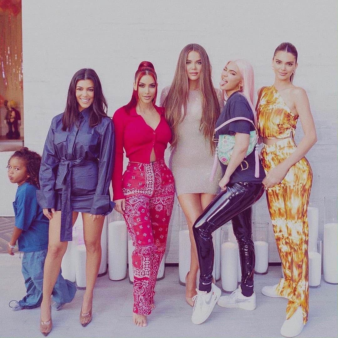 E! Onlineさんのインスタグラム写真 - (E! OnlineInstagram)「The Kardashian family has been together through it all. You've got a great support group, Kimmy. ❤️ (📷: Instagram)」2月20日 9時31分 - enews