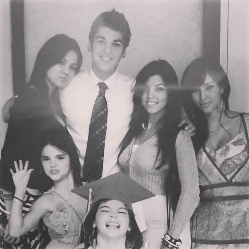E! Onlineさんのインスタグラム写真 - (E! OnlineInstagram)「The Kardashian family has been together through it all. You've got a great support group, Kimmy. ❤️ (📷: Instagram)」2月20日 9時31分 - enews
