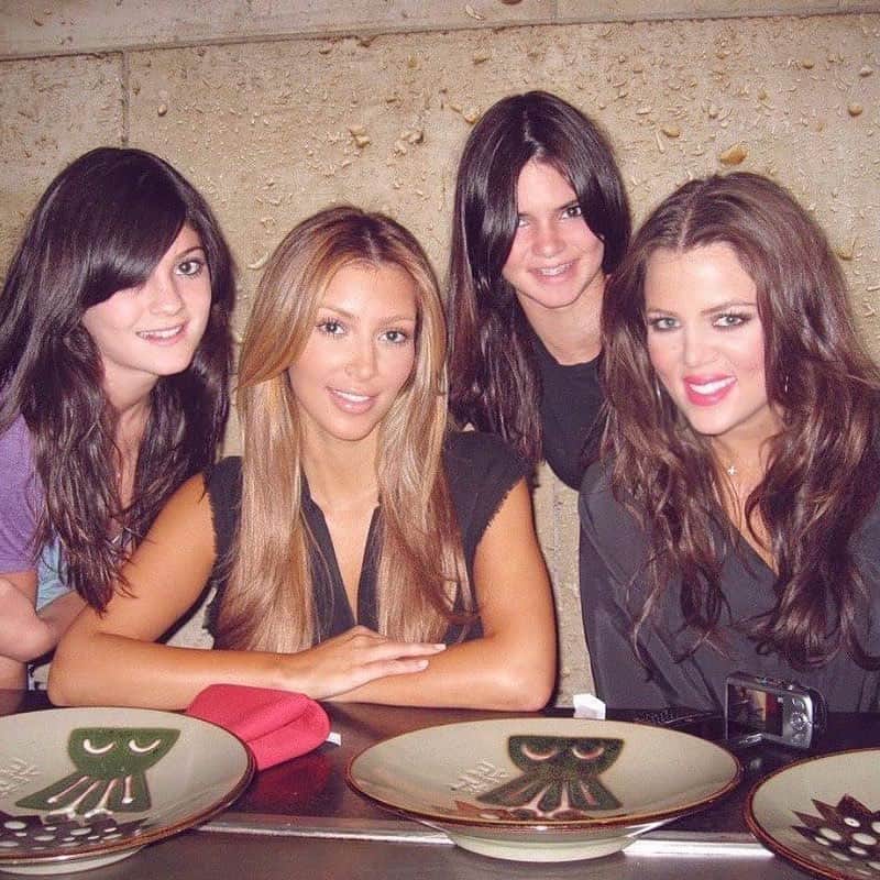 E! Onlineさんのインスタグラム写真 - (E! OnlineInstagram)「The Kardashian family has been together through it all. You've got a great support group, Kimmy. ❤️ (📷: Instagram)」2月20日 9時31分 - enews