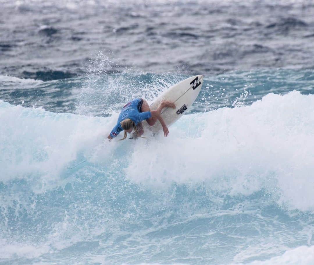 ローラ・エンバーのインスタグラム：「wasn’t sure If i would say this again but it’s been fun surfing some heats lately 😸 Can’t believe It’s been over 3 years (slow down time) thanks @surfing_nsw」