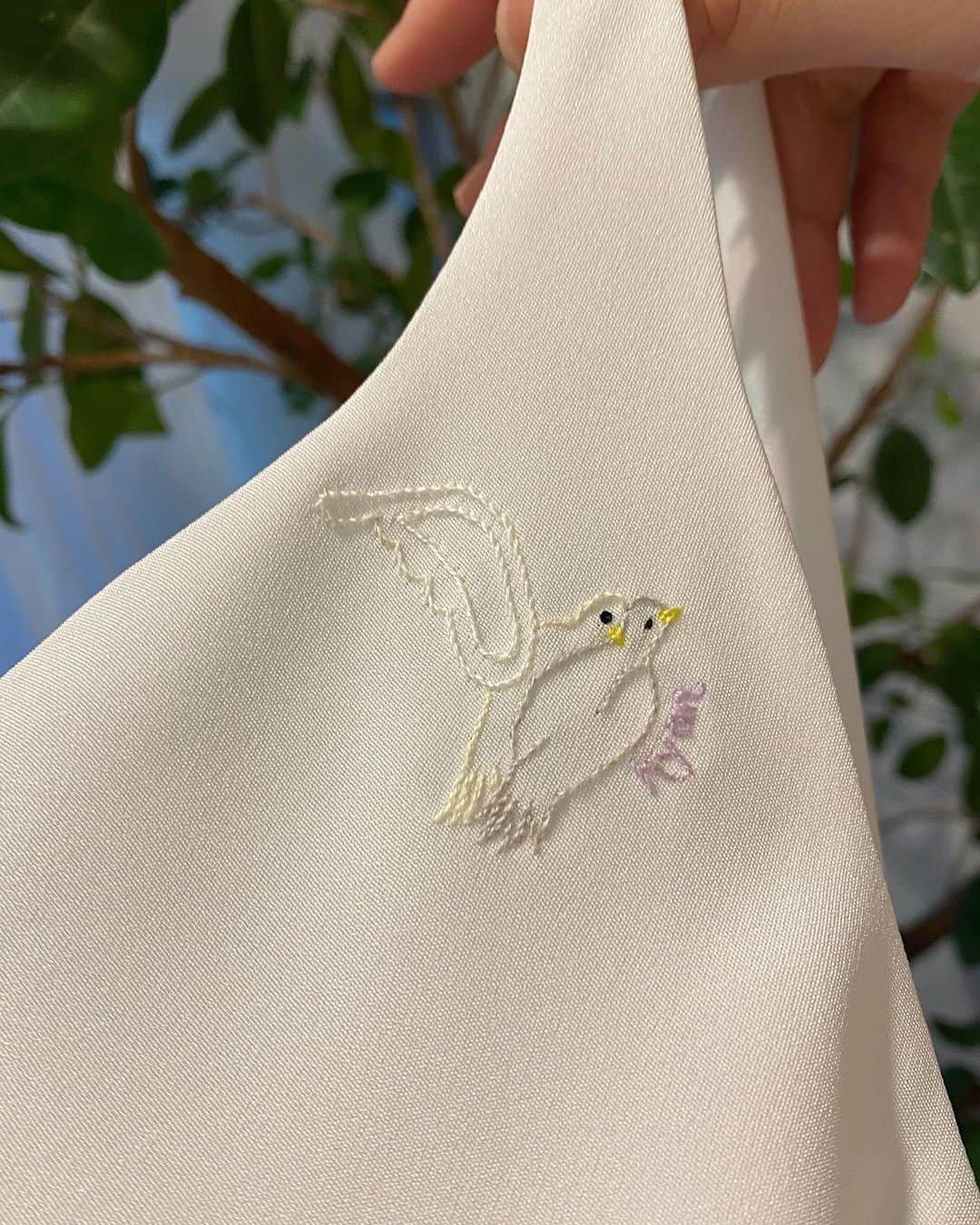 Chiyono Anneさんのインスタグラム写真 - (Chiyono AnneInstagram)「Peaceful, loving doves on this silk crepe camisole🕊  A touch of hand embroidery can elevate any garment and truly make it yours💘  手刺繍でしか表現できないこの繊細さ🪡  シルクキャミの胸もとに癒しと愛たっぷりのモチーフを。  #chiyonoanne #silkcami #handembroidery #チヨノアン #手刺繍 #シルクキャミ」2月20日 9時37分 - chiyono_anne