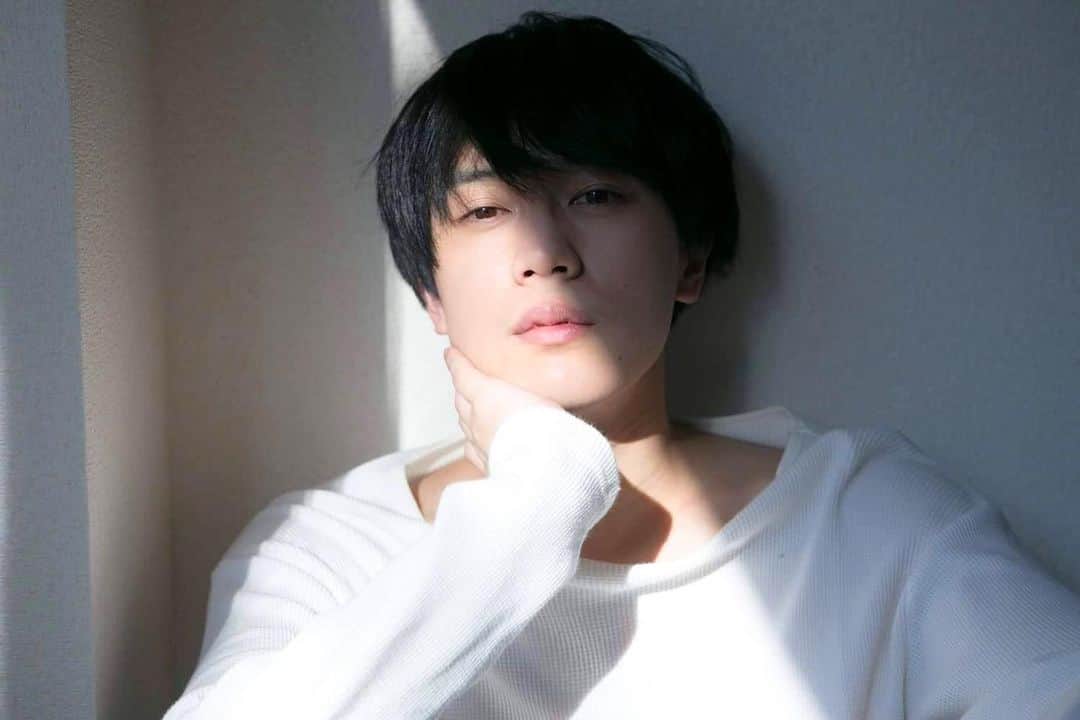 芹沢尚哉のインスタグラム：「#芹沢尚哉コレクション  お気に入りの1枚📸 タイトル『光と影』って感じかな？✨ 素敵に撮ってもらいました😊🎵 いいでしょ？いいでしょ？（笑）」