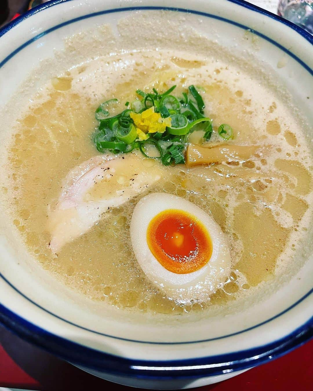 丸山桂里奈さんのインスタグラム写真 - (丸山桂里奈Instagram)「おはようございます😃朝からラーメン出はざまれる私です。 今日はロケから始まり、取材dayです😄 そして、夜の20時からはイチナナライブがあります😃😄😀ゲストは誰でしょうか😃😄😀 楽しみすぎます🎵ぜひご覧くださいませー🙇‍♀️   #今日も笑顔で #元気はつらつ #ラーメン食べたい #毎日でも #それでも1位はあけてあります #たまごがこちらを見てる #歯はまだ出してませんね #いい意味で #インスタバエ」2月20日 9時43分 - karinamaruyama