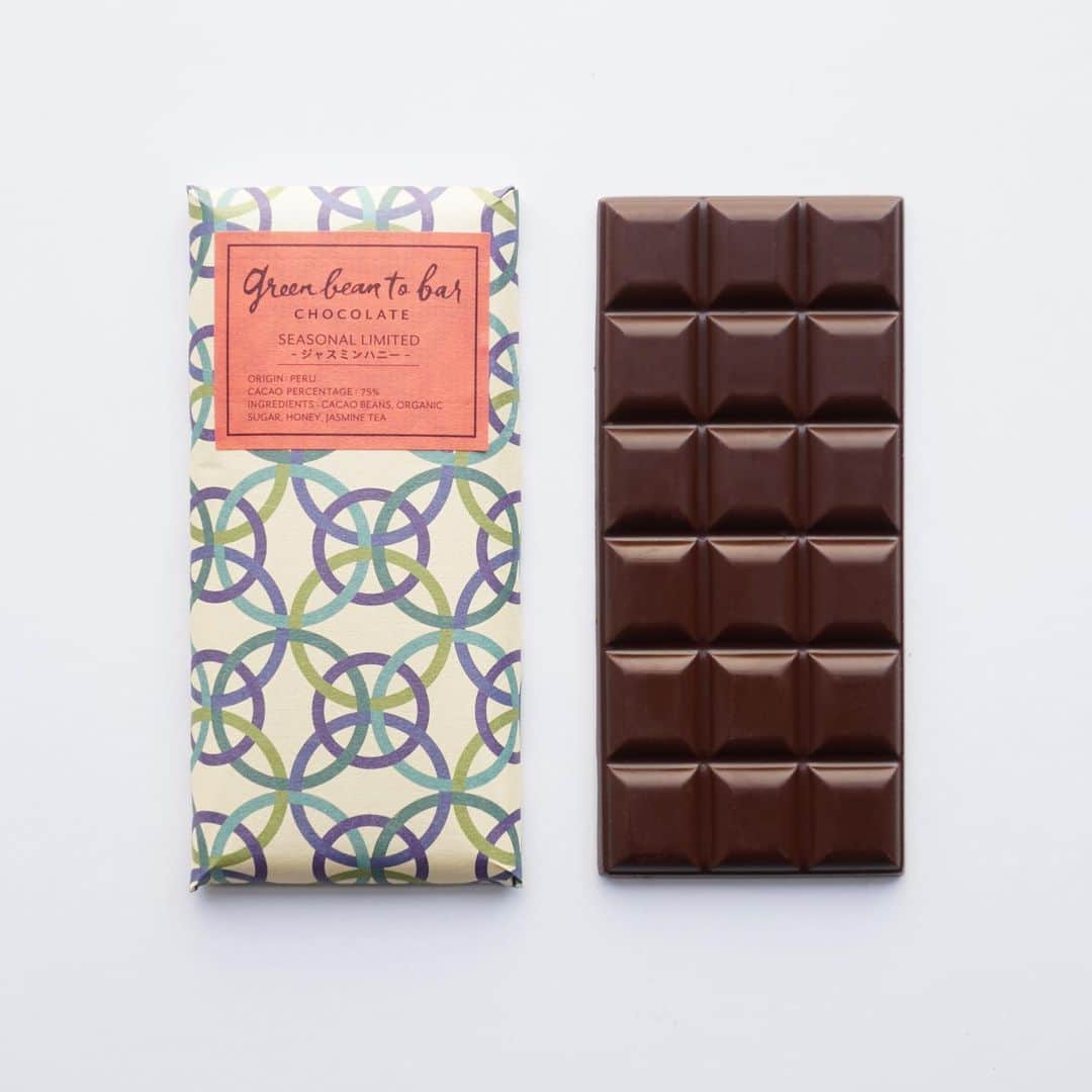 green bean to bar CHOCOLATEさんのインスタグラム写真 - (green bean to bar CHOCOLATEInstagram)「🍫🤍﻿ ホワイトデー限定チョコレート﻿ 『SEASONAL LIMITED - ジャスミンハニー -』﻿ ﻿ 3月15日までの限定で、新しいフレーバーチョコレートが仲間入り✨﻿ ﻿ ベースに使われているのは『ALPACA 75%』。﻿ １国１メーカーに制限されている貴重なペルー産カカオ豆を使用した、日本ではgreenでしか味わえない特別なチョコレートです。﻿ ハーブ、スパイス、渋み、フローラル。﻿ 様々な表情をもつカカオ豆の香り・味わいを最大限に引き出すため、３段階の温度に分けてローストしブレンドしています。﻿ ﻿ 今回は、WHITEDAY 限定のスペシャルバーとして、ジャスミンの茶葉とはちみつをペアリング。﻿ カカオ豆の個性を引き立てつつ、よりまろやかな味わいのダークチョコレートに仕上げました。﻿ ﻿ パッケージは青や緑を基調にしたシックなデザイン。﻿ バレンタインのお返しギフトに、デスクの彩りに、リモートワークの息抜きに。﻿ 期間限定の特別な1枚をぜひお試しください✨﻿ ﻿ #ホワイトデーギフト﻿ ﻿ #greenbeantobarchocolate﻿ #グリーンビーントゥバーチョコレート﻿ #手土産 #プチギフト﻿ #中目黒カフェ #福岡カフェ﻿ #日本橋カフェ#コレド室町テラス #京都新風館 ﻿ #beantobar #japanesebeantobar #ビーントゥバー﻿ #chocolate #craftchocolate #チョコレート﻿ #cacao #カカオ」2月20日 9時53分 - greenbeantobar_chocolate