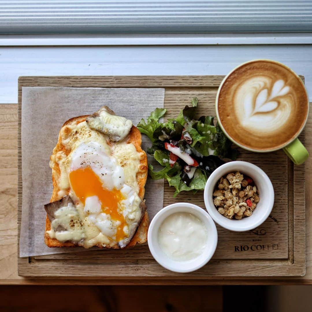 きょん。さんのインスタグラム写真 - (きょん。Instagram)「.  .  RIO COFFEE 神戸北野店 @riocoffeekobe  ここを訪れる方の何パーセントが このクロックマダムを 頼んでいるのでしょう。  リオラバーとしても 心から推したい 名物メニュー。 (ぼくも今まで何回食べたんだろ🤔)  #riocoffee#coffee #japanesegourmet」2月20日 9時55分 - kyon_tokiiro