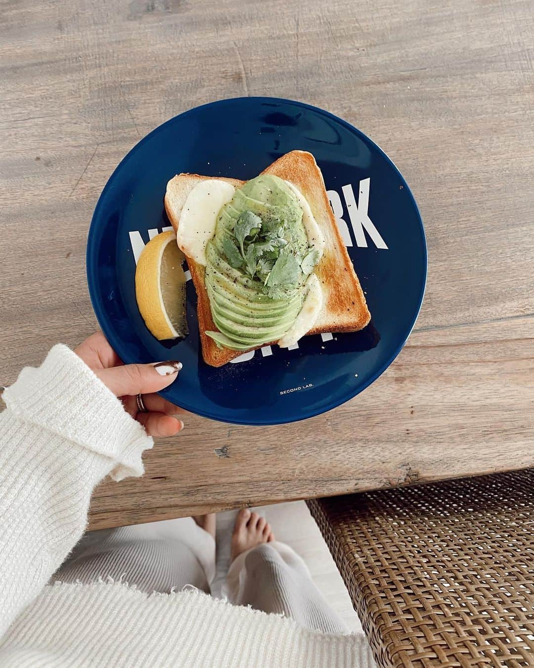 山中美智子さんのインスタグラム写真 - (山中美智子Instagram)「Avo toast 🥑　  朝はあんまり食欲なかったけど、今日ははらぺこ🌼  前にストーリーズで出てきたメダルモッツァレラをのせて焼いたトーストに アボカド半分💚  塩コショウ、オリーブオイル、ハーブもあれば🌿　そしてレモン🍋  オーストラリアの朝思い出すメニュー🌞」2月20日 9時59分 - alexiastam1988