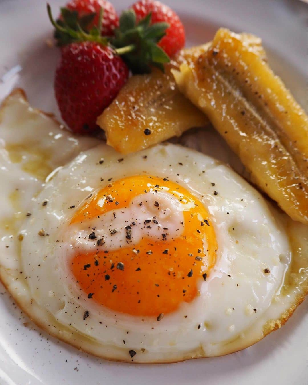 吉野千穂のインスタグラム：「千穂飯🌿目玉焼きとバナナソテー  今朝は黄身とろとろの目玉焼きと 甘じょっぱいバナナソテー🍳🍌  フライパンを熱してバターを溶かし 熟したバナナを入れて軽く焼く 切り口に砂糖をのせて塩をパラパラ その面を下にして焼き色つくまで焼きました。  パンにのせて食べたんだが、美味しかった…♡ ねっとり甘いバナナにバターと塩、朝から口福でした🤤☺️ * * #バナナソテー#バナナ#目玉焼き#半熟卵#トースト#口福#簡単レシピ#作り置き#作り置きレシピ#常備菜#千穂飯#管理栄養士ごはん#管理栄養士#吉野千穂#おうちごはん#毎日ごはん#朝ごはん#お昼ごはん#晩ごはん#今日のごはん#おうち居酒屋#おつまみ#おつまみレシピ#フードスタイリスト」