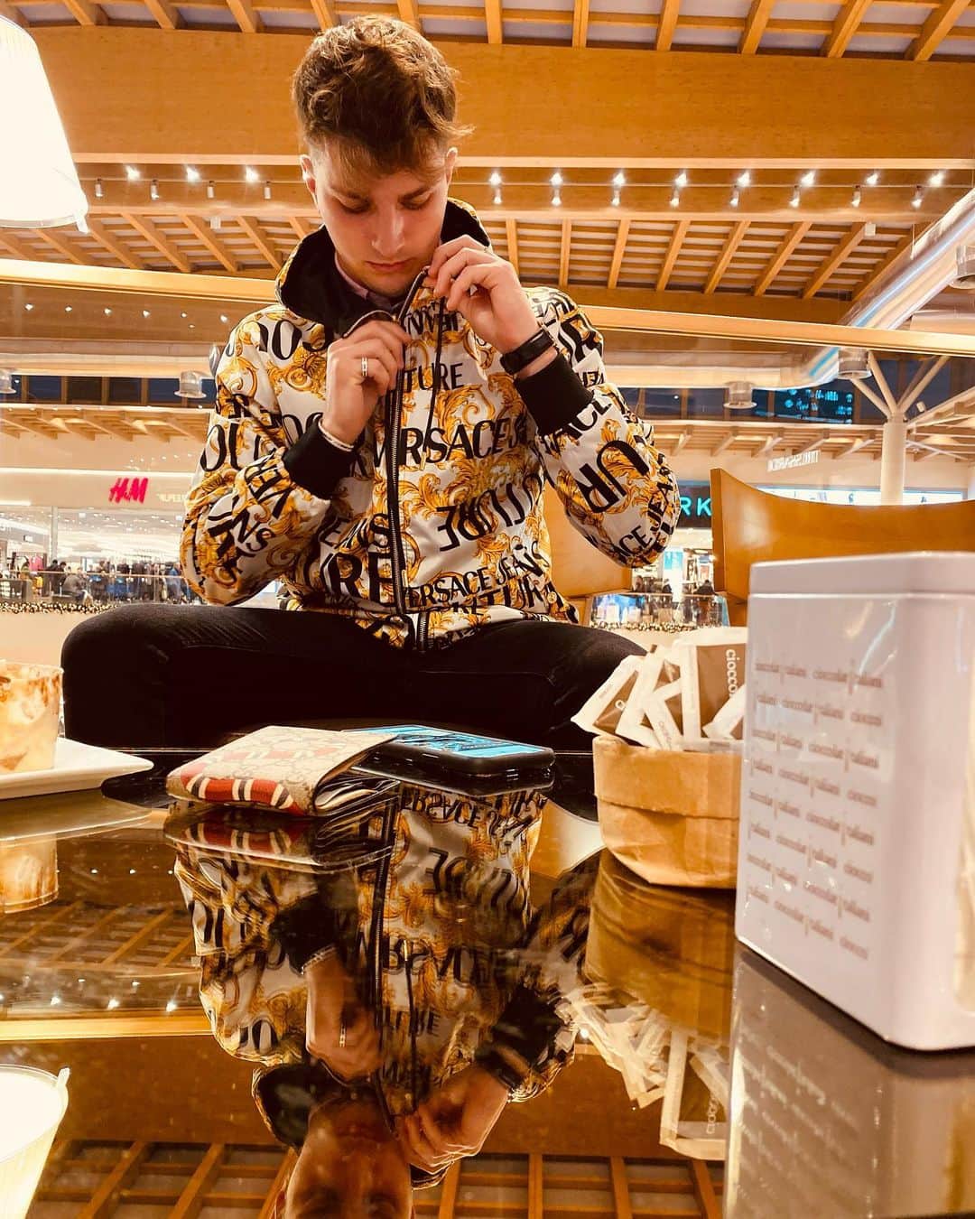 ピエトロ・ペッレグリのインスタグラム：「Io non ci ho mai pensato a mollare questa vita brutale, stavo in camera mia a meditare ho sempre saputo sognare.... 🌅 🌈  € & ¥ #fun #goodvibes #mood #versace #arese #milano #italy #boy #young #life #lifestyle #amazing #instagood #instagram #love #instalike #insta #outfitoftheday #outfit #new #shopping #happy  💪😇」