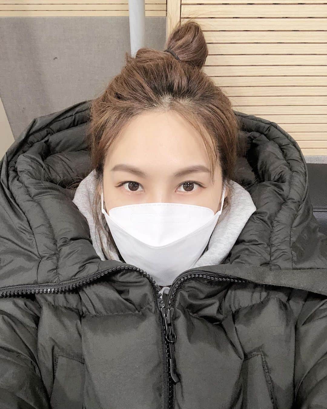 チェヨンのインスタグラム：「일어나  계신분~~ 지금  tbs라됴 들어보세용📻📻 95.1fm  유튜브로도  보이는 라디오  볼수  있습니당 *매주토요일  오전열시부터열한시  뿅」