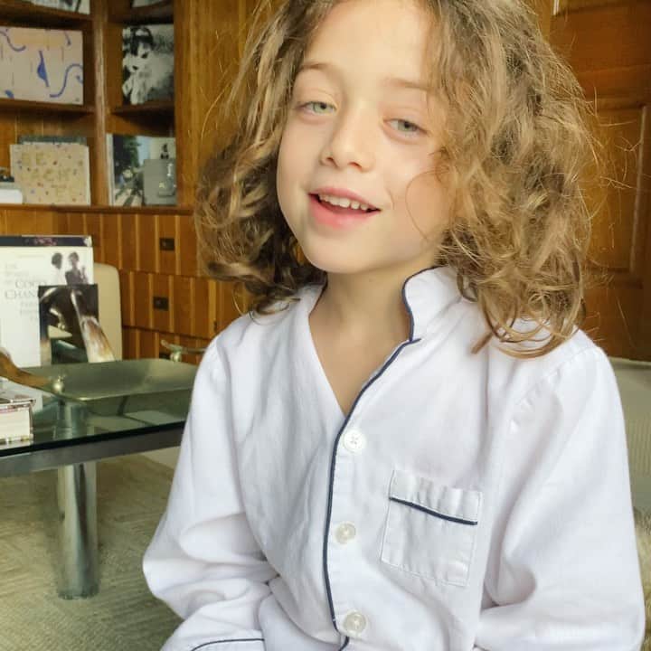 レイチェル・ゾーのインスタグラム：「Figuring things out really early in life .. #Kaius #TGIF #weekend vibes 😴 🙏🏻」