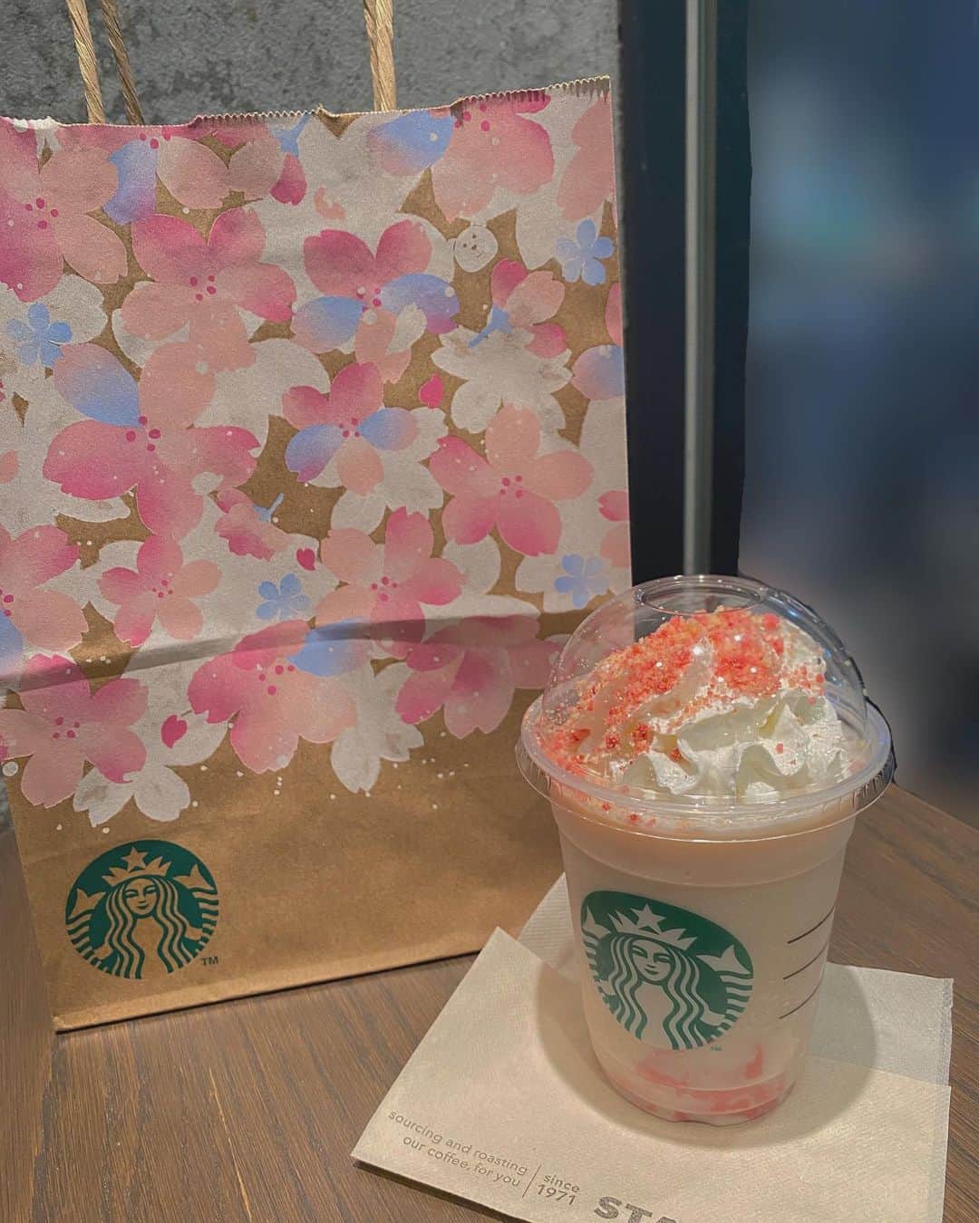 堂本千晴のインスタグラム：「🌸🌸🌸🌸🌸  #starbucks  #スタバ #スタバ新作  #さくらふわりベリーフラペチーノ  #さくら  #instafood #instagood」