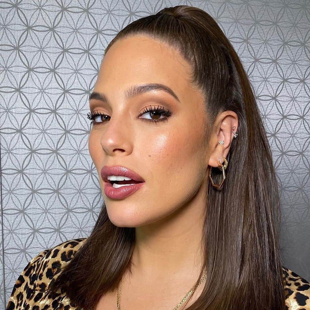 Revlonのインスタグラム：「Supermodels, they're just like us 😉 Get @ashleygraham’s edge with #RevlonSoFierce Big Bad Lash Mascara and #WearResponsibly  📷/💄: @ash_kholm 💇‍♀️: @justinemarjan」