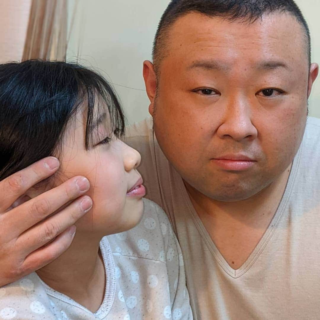 脇知弘さんのインスタグラム写真 - (脇知弘Instagram)「僕が娘ちゃんにふざけて嫌なことをすると必ず 「もうトトと遊ばへんし、チューもしてやらへんで」 とお決まりのように言う娘ちゃん😅  あれっでも最近チューされてへんな😅  「なぁトトにチューは？」 なかなかしてくれない娘ちゃん😅  でも嫁さんの鶴の一声で❤️  じゃあトトも～😍  あれっ？  嫌がられました😅  でも写真撮り終わったらちゃんとチューさせてくれましたよ❤️  子供とくっついてると体温とかにおいだけでも癒されますよね～❤️  スキンシップって大事ですよね～❤️  #脇知弘  #娘ちゃん  #スキンシップ  #チュー  #鶴の一声  #嫁さん  #トト  #癒される」2月20日 10時20分 - t_waki_at