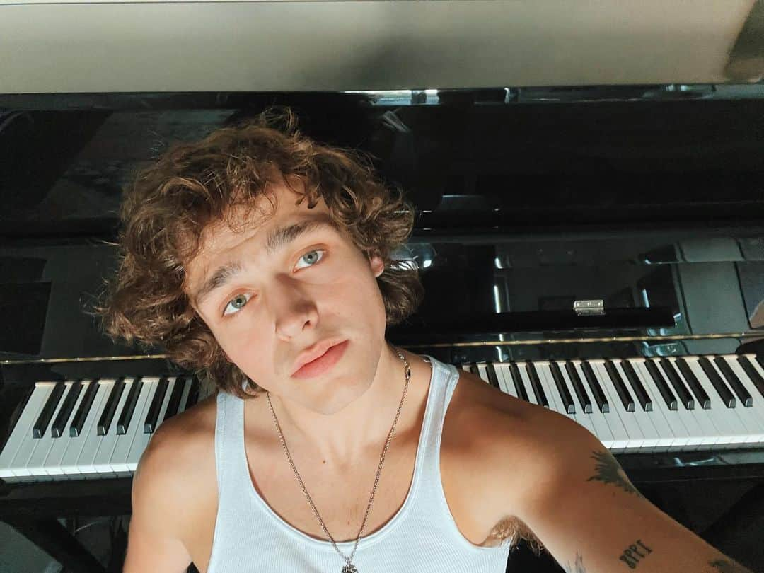 Jonahmaraisのインスタグラム：「i’ve been spending a lot of time with my new piano lately. he’s a good friend」