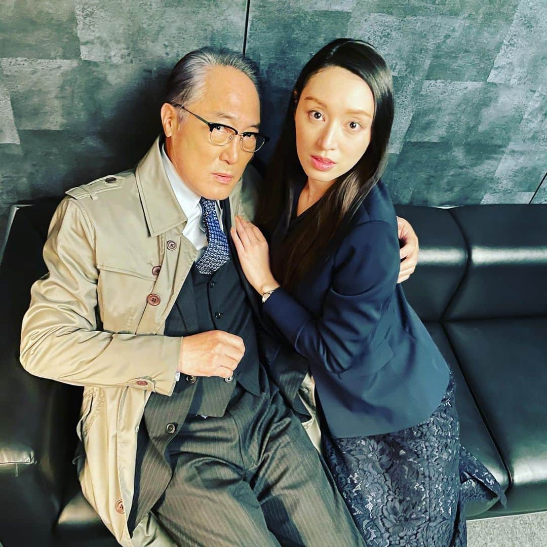 佐野史郎さんのインスタグラム写真 - (佐野史郎Instagram)「#24JAPAN 20話 テロ組織との内通者がCTU内にまだいるのか⁉︎ 鬼束元司がアヤシイ…との声もあるようだが如何に？ USA版とは違う展開⁉︎ USA版ではニーナ役のサラ・クラークとメイソン役のザンダー・バークレーは撮影後結婚。 日本版でも？まさかの…⁉︎😅 班長室で密談⁉︎ 2月26日(金)23:15〜 二人の動向もお見逃しなく‼︎ https://www.tv-asahi.co.jp/24japan/」2月20日 10時21分 - sanovabitch