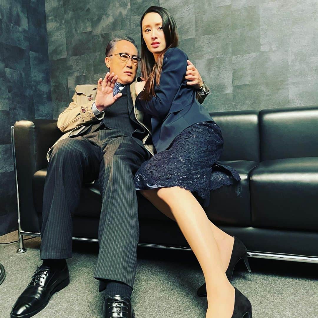 佐野史郎のインスタグラム：「#24JAPAN 20話 テロ組織との内通者がCTU内にまだいるのか⁉︎ 鬼束元司がアヤシイ…との声もあるようだが如何に？ USA版とは違う展開⁉︎ USA版ではニーナ役のサラ・クラークとメイソン役のザンダー・バークレーは撮影後結婚。 日本版でも？まさかの…⁉︎😅 班長室で密談⁉︎ 2月26日(金)23:15〜 二人の動向もお見逃しなく‼︎ https://www.tv-asahi.co.jp/24japan/」