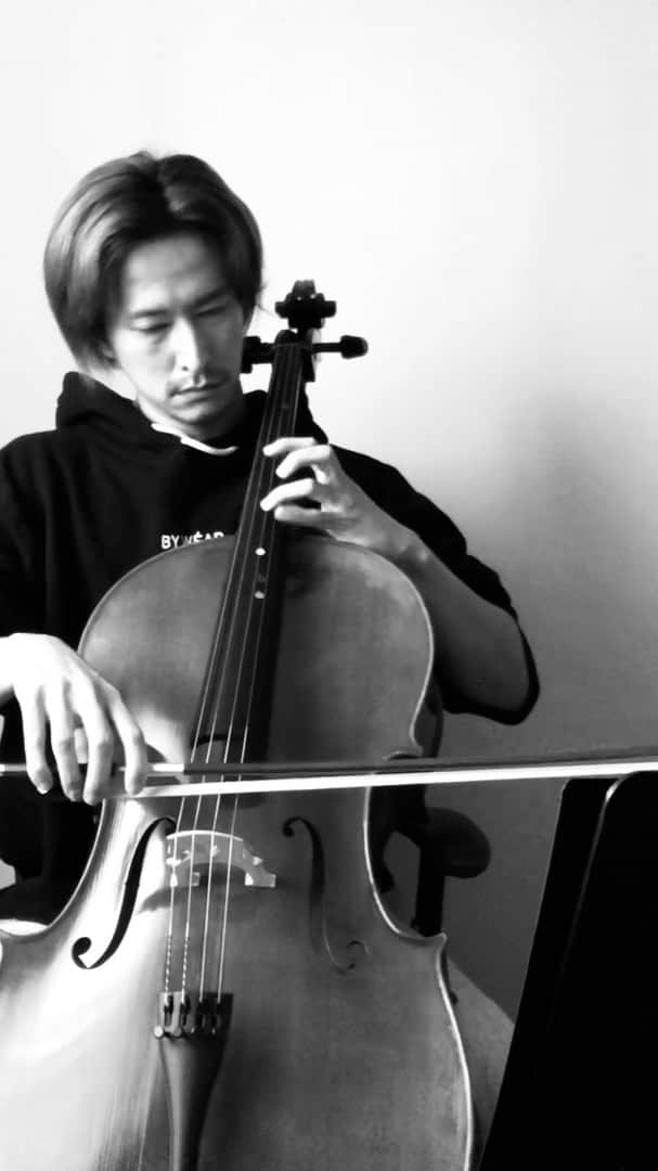 秋山真太郎のインスタグラム：「194日目✨ Day194✨ If a 38-year-old man who can't read musical score suddenly starts playing the cello🎻 #チェロ#cello#プレリュード#prelude#bach#첼로」