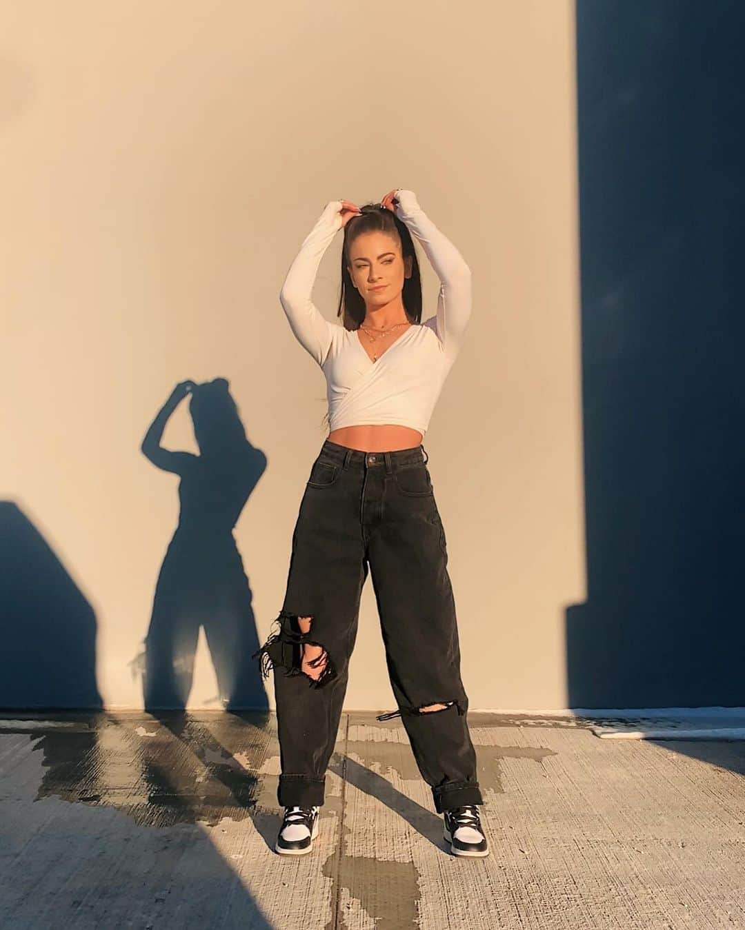 Paige Reillyのインスタグラム：「My shadow & I took advantage of golden hour today ✨☀️ I really need to take more moments to soak up the sun throughout the day. I’m inside all. day. long & often forget how good the sun is for the soul 🤍⁣ ⁣ Also, thank you to everyone who participated in telling me what content they enjoy most - it helps me so much with gauging what I should provide and when I feel stuck in a rut, it’s helpful to hear what people enjoy most 🤍 ALSO I cannot believe how many of you said snowboarding 🥲 that makes me so happy because it’s so outside of the realm of content most people originally found me from and it’s my favorite thing to do, so hearing you enjoy seeing it is the best feeling 🙏🏻 I’m going tomorrow so hopefully a new snowboard vlog / posts will be comin ASAP 🙌🏻」