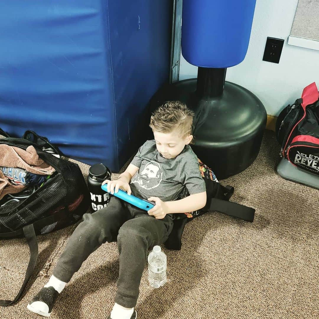 ロイ・ネルソンさんのインスタグラム写真 - (ロイ・ネルソンInstagram)「Coach using technology!」2月20日 10時36分 - roynelsonmma